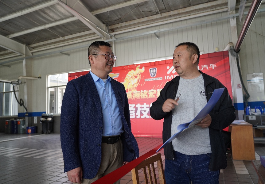 集团公司向导卢杰与裁判交流_副本.jpg