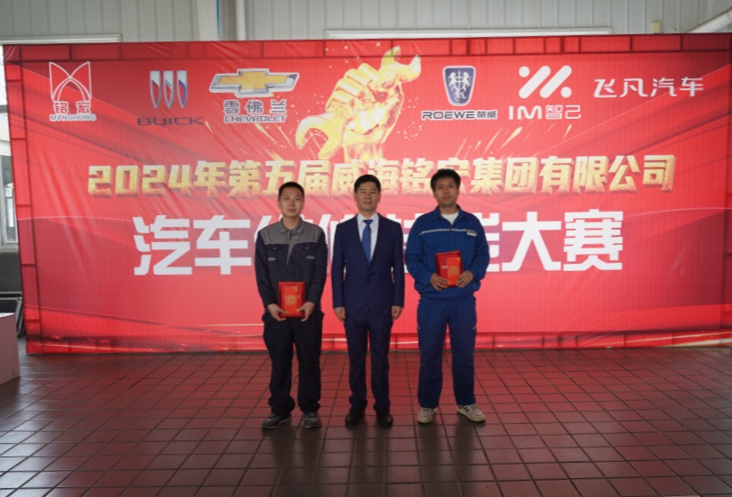 集团副总司理宋国辉为第二、三名张伟、王政仁颁奖_副本.jpg