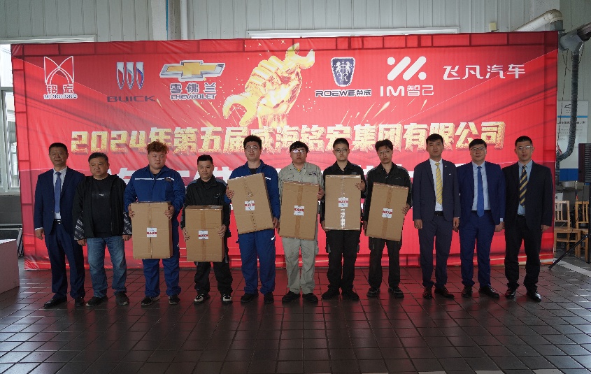 分公司总司理邹高明、周恩殿、王泉、董超、杨群为勉励奖颁奖_副本.jpg